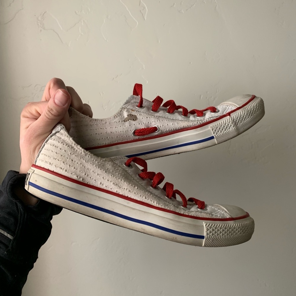 White converse, elastic red laces